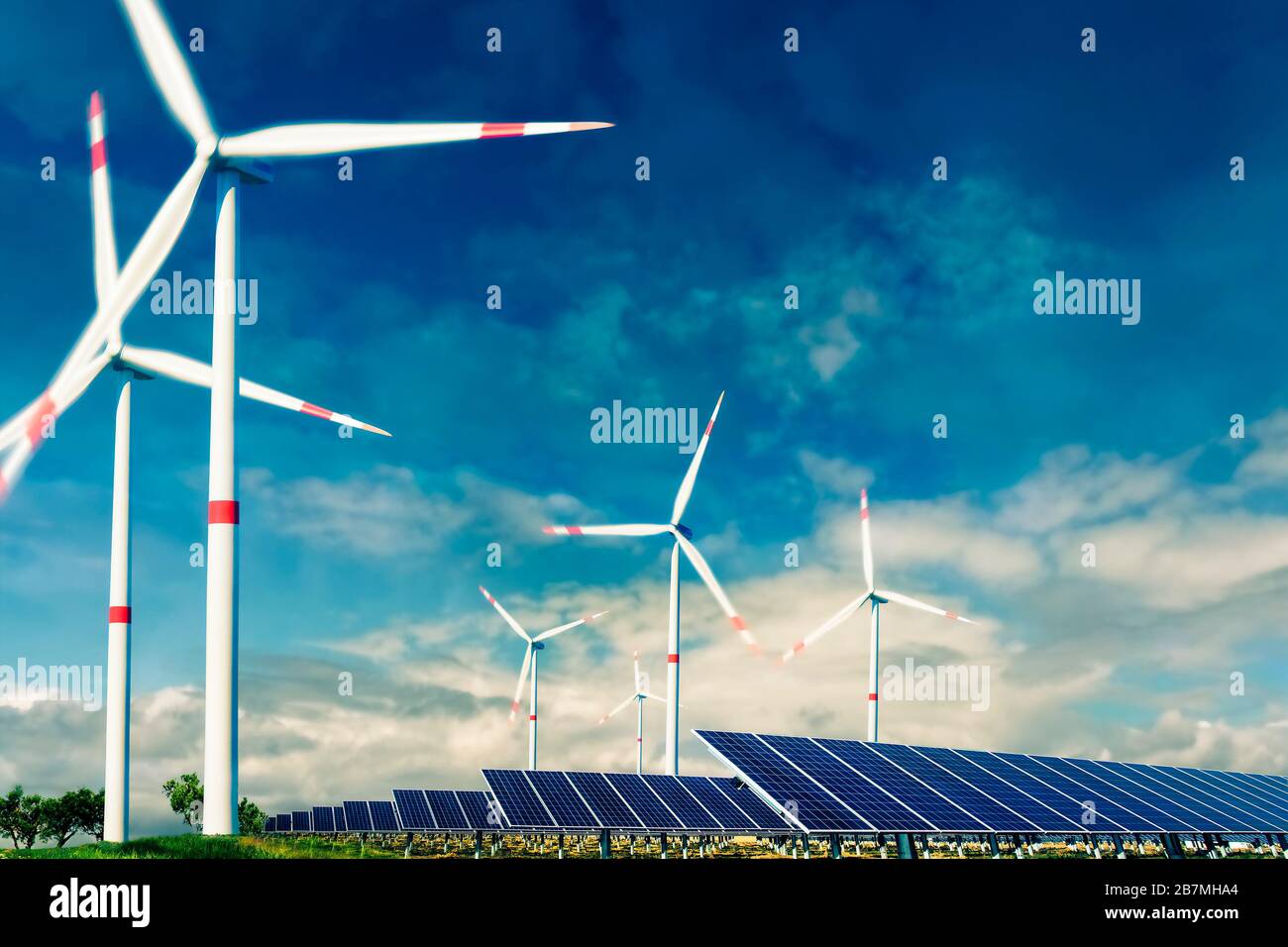 Impianto fotovoltaico ed eolico di fronte ad un cielo blu Foto Stock