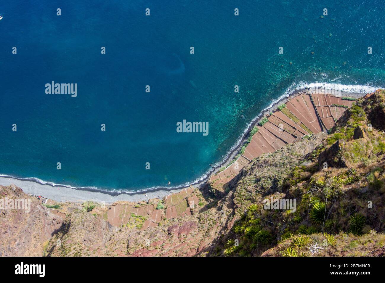 Veduta aerea madeira portugal achadas da cruz zona agricola vicino alle onde del mare Foto Stock