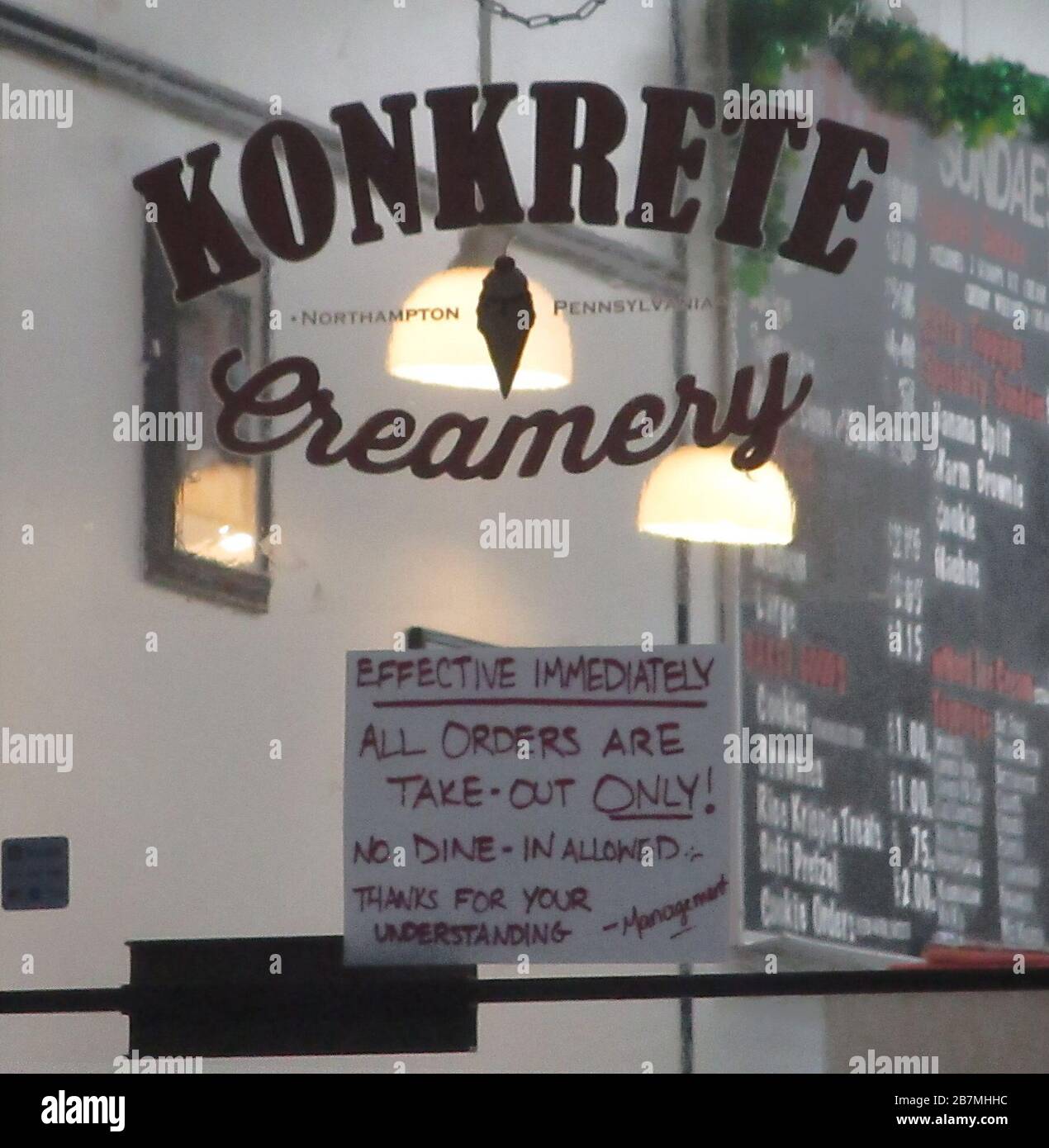 Northampton, Pennsylvania, Stati Uniti 16 Mar 2020. Cartello sulla porta di Konkrete Creamery informare i clienti che la loro sala da pranzo è clientelare. Il Governatore della Pennsylvania Wolf ha ordinato che tutte le sale da pranzo nei ristoranti e nei bar dello stato siano chiuse per 14 giorni a causa della Pandemia COVID-19 (Coronavirus). Anche i centri di assistenza per bambini della Pennsylvania, i centri di assistenza per adulti e i centri di assistenza per anziani saranno chiusi per lo stesso periodo di tempo. Credit: Pixel Power/Alamy Live News Foto Stock