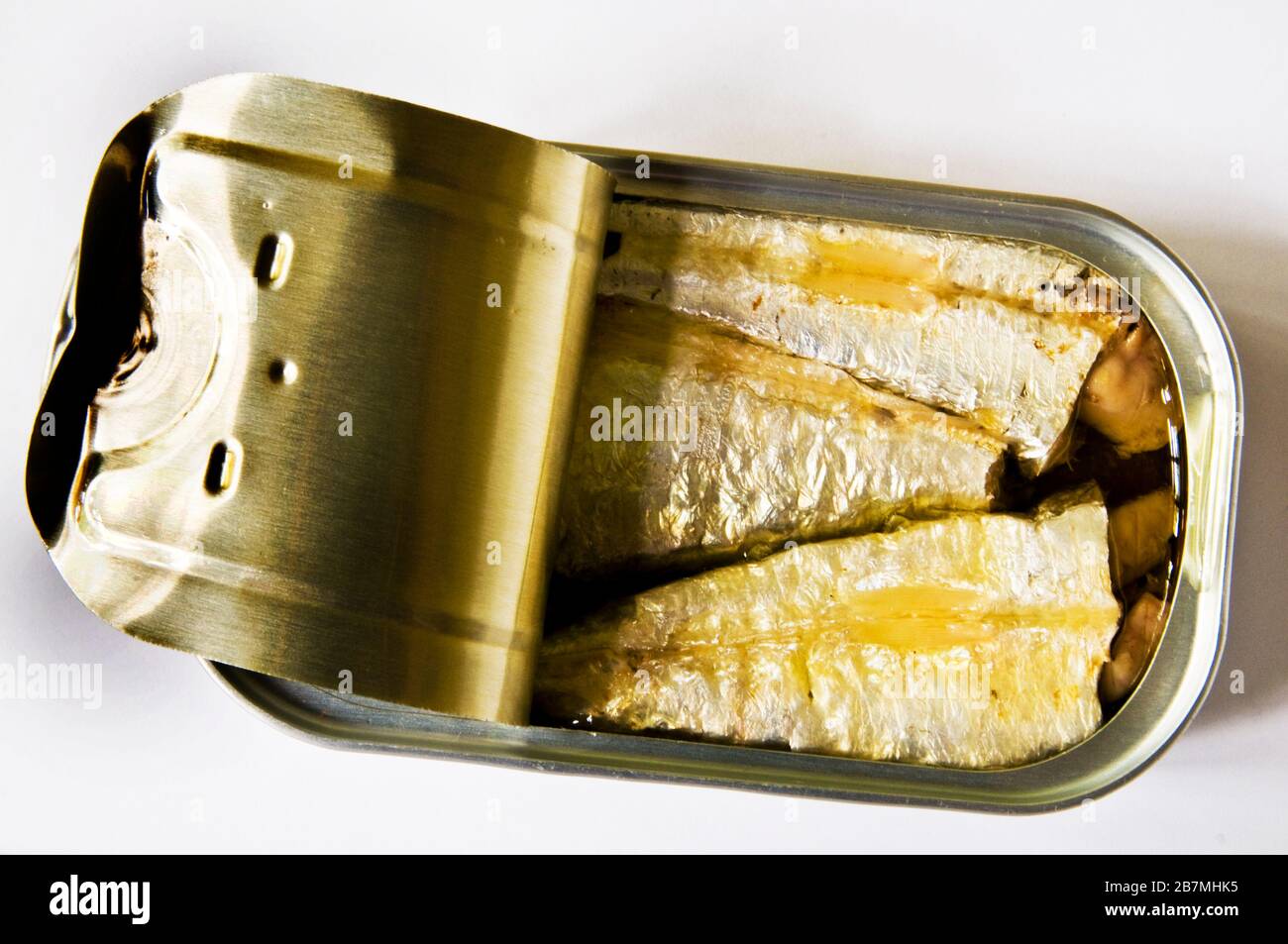 Le sardine sono un piccolo pesce ricco di nutrienti e una fonte di acido grasso omega-3. Sono comunemente serviti in lattine. Foto Stock
