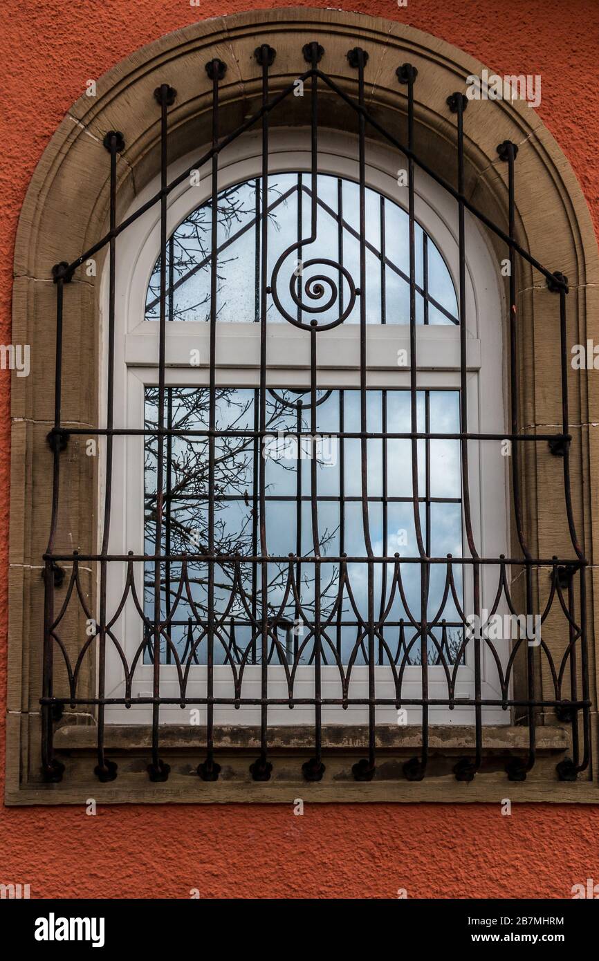 Finestra di un edificio storico con griglia di ferro Foto Stock