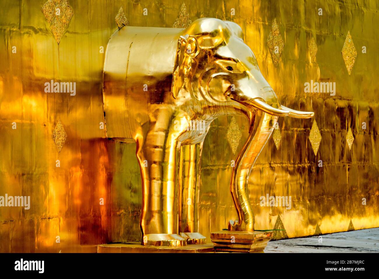 Dettaglio del chedi d'oro su Wat Phra Singh, Chiang mai, Thailandia Foto Stock