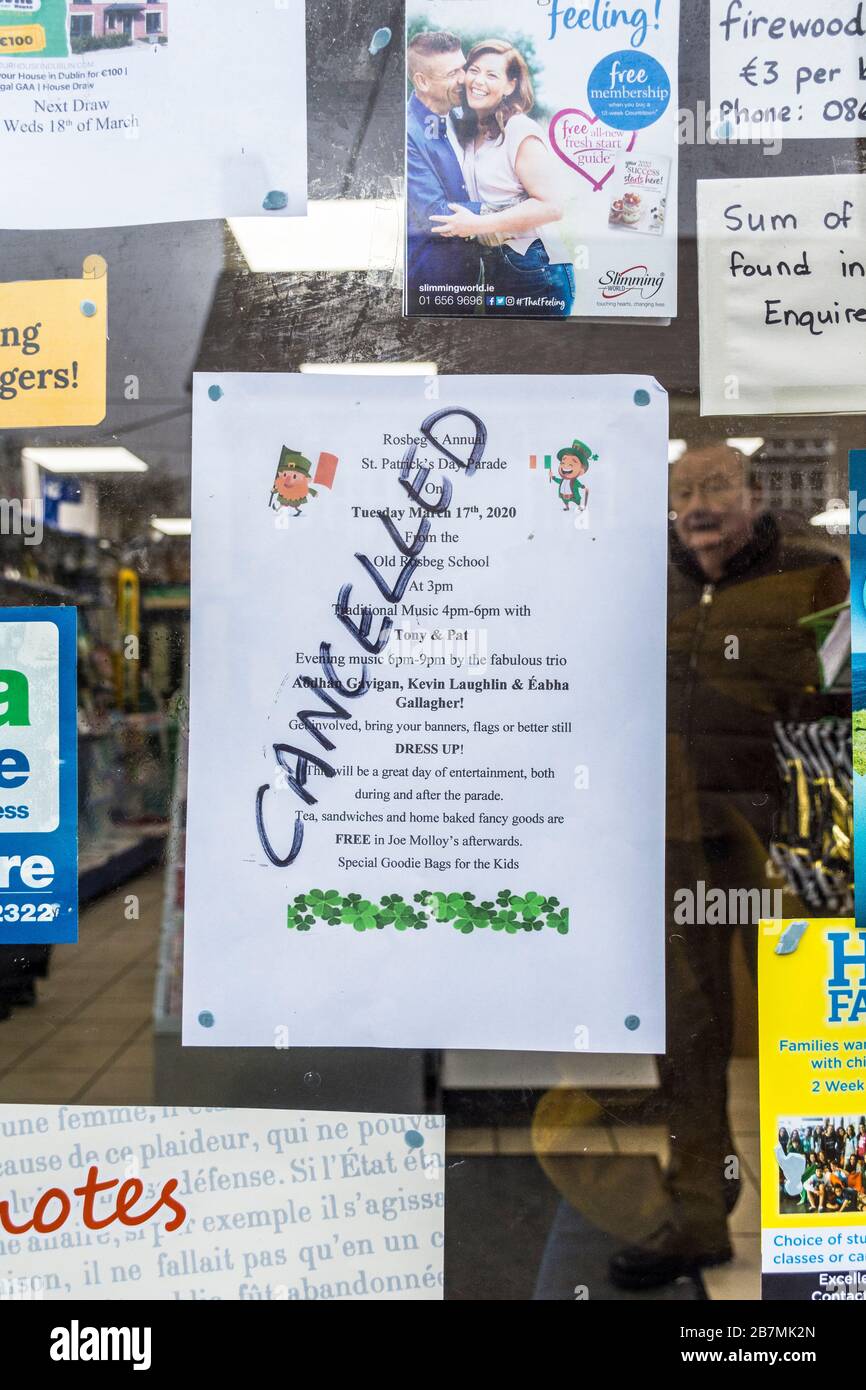 Ardara, Contea di Donegal, Irlanda 17 marzo 2020. Avviso di cancellazione nella finestra dei notiziari per una parata locale del giorno di San Patrizio. La maggior parte dei negozi sono chiusi qui ora come tutti i bar e gli hotel a causa del Coronavirus, Covid-19, pandemic. Foto Stock
