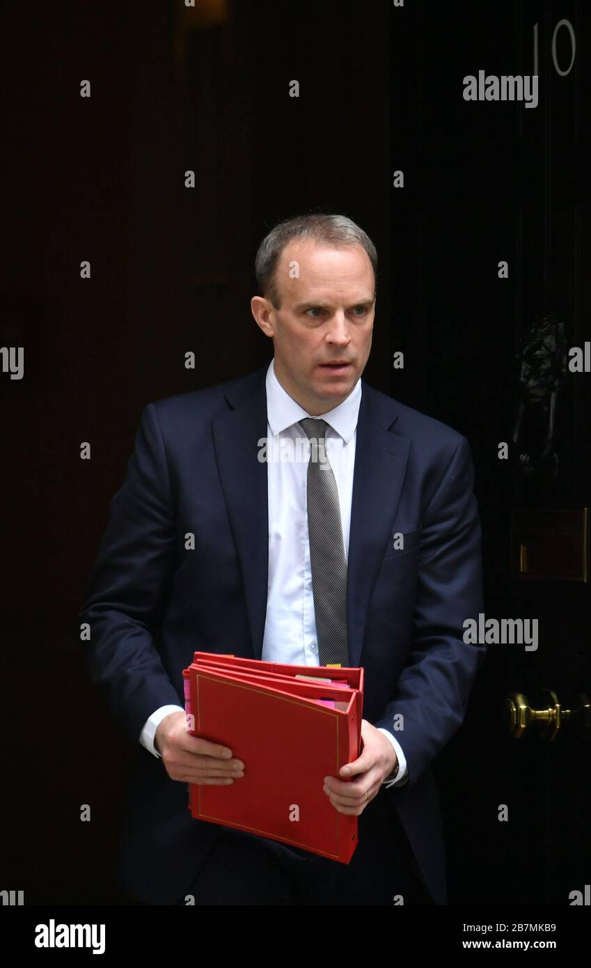 Il Segretario degli Esteri Dominic Raab lascia 10 Downing Street, Londra, a seguito di una riunione del gabinetto il giorno dopo che il primo Ministro Boris Johnson ha invitato le persone a stare lontano da pub, club e teatri, lavorare da casa se possibile ed evitare tutti i contatti non essenziali e viaggiare per ridurre l'impatto della pandemia di coronavirus. Foto Stock