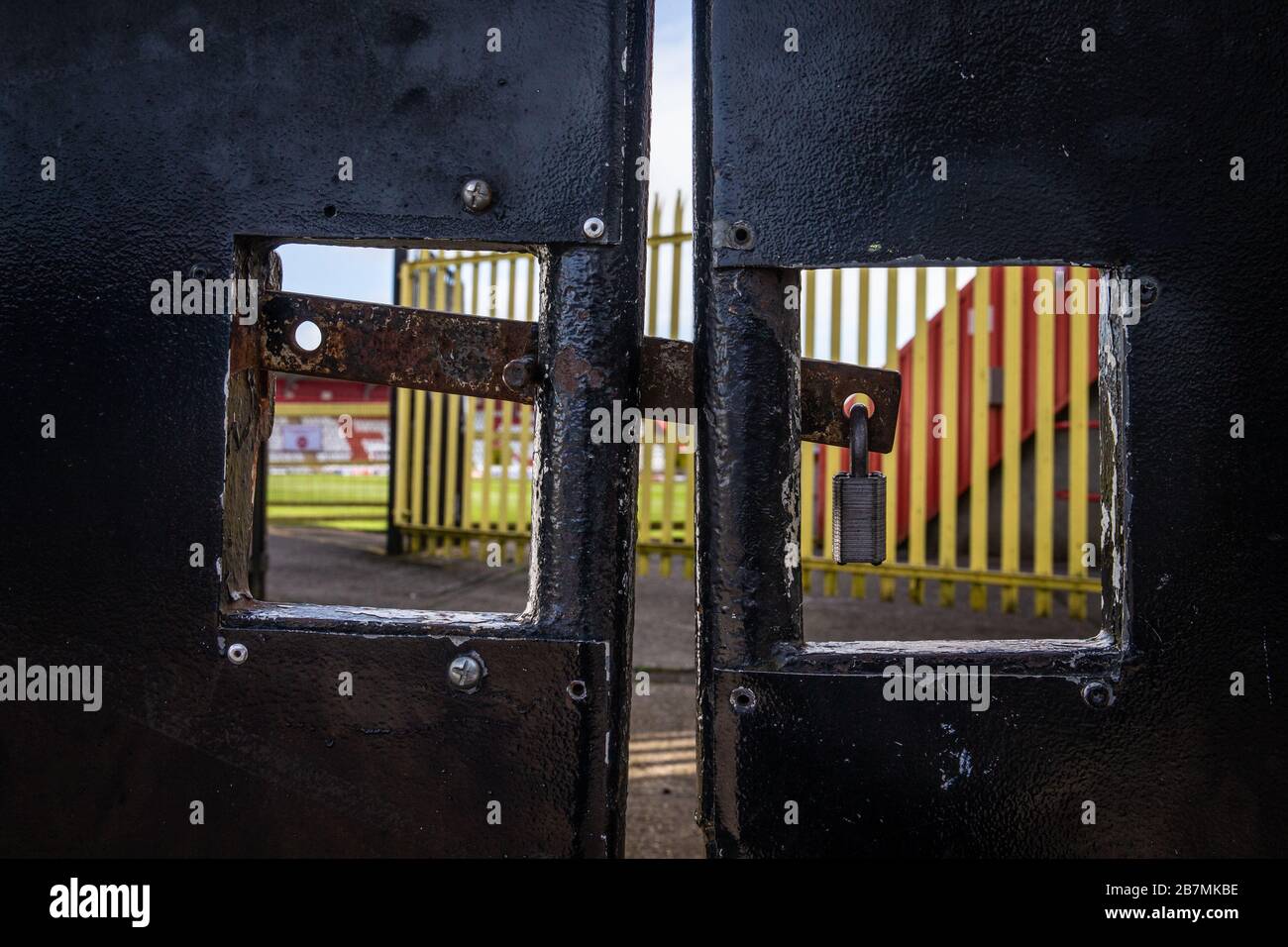 Cancello allo stadio di calcio di Stevenage FC, Lamex Stadium, Stevenage, Hertfordshire UK chiuso e chiuso con lucchetto durante la pandemia di Coronavirus Foto Stock