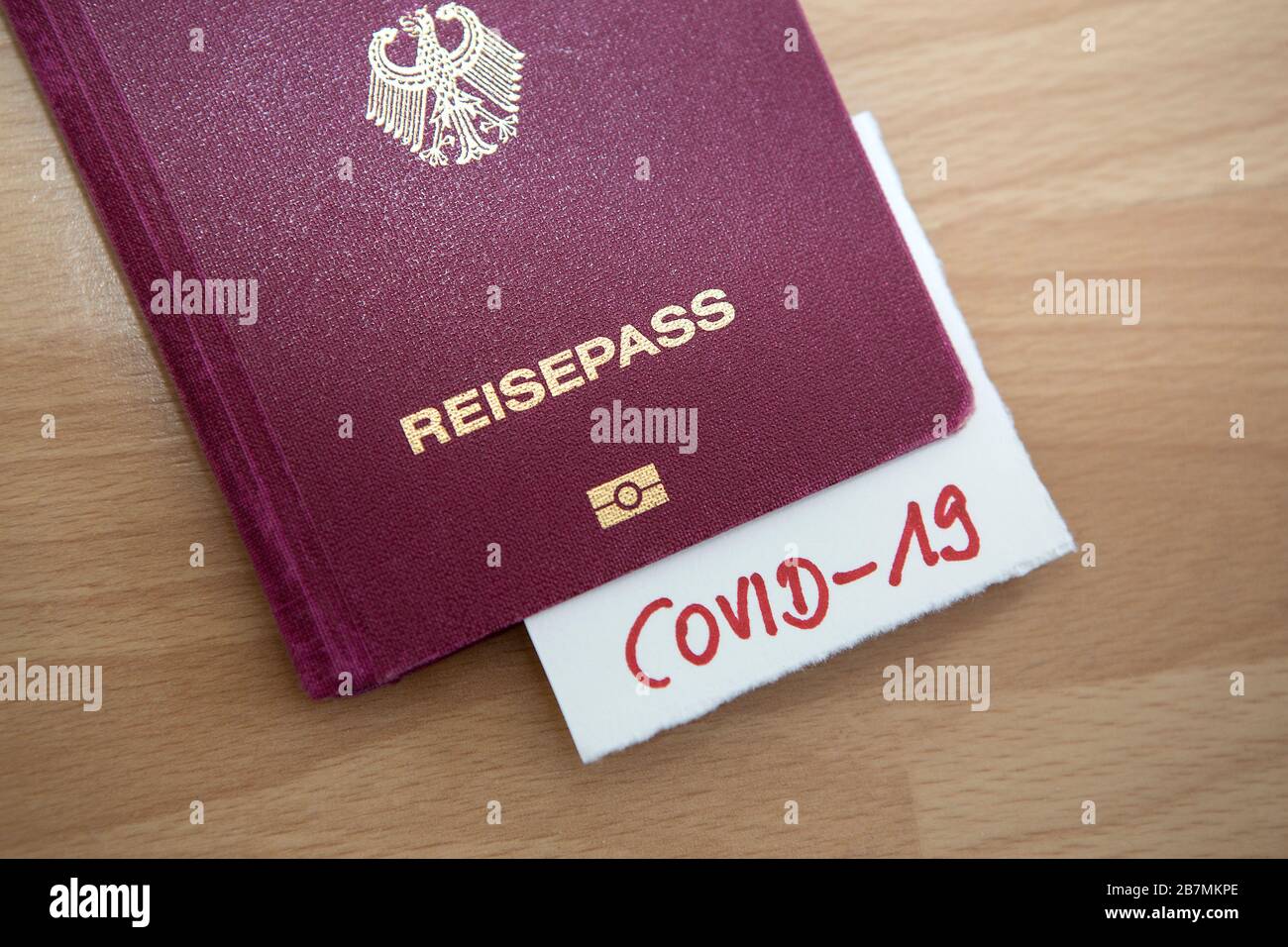 Divieto di volo tra paesi, passaporto con Covid-19, concetto di Coronavirus Foto Stock