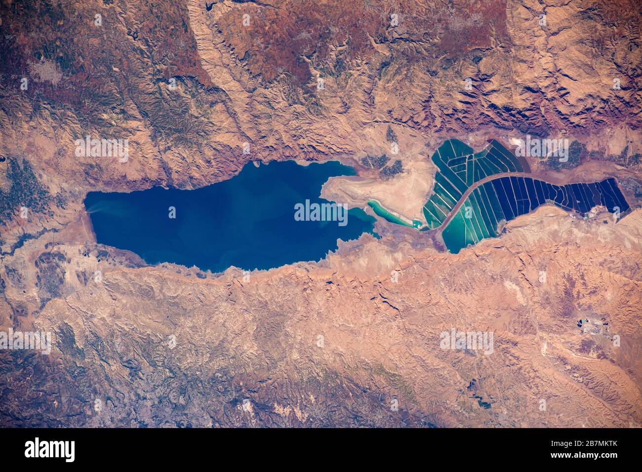 MEDIO ORIENTE - 04 Mar 2020 - il Mar Morto è stato dipinto dalla Stazione spaziale Internazionale in orbita a 263 miglia sopra il Medio Oriente Foto Stock