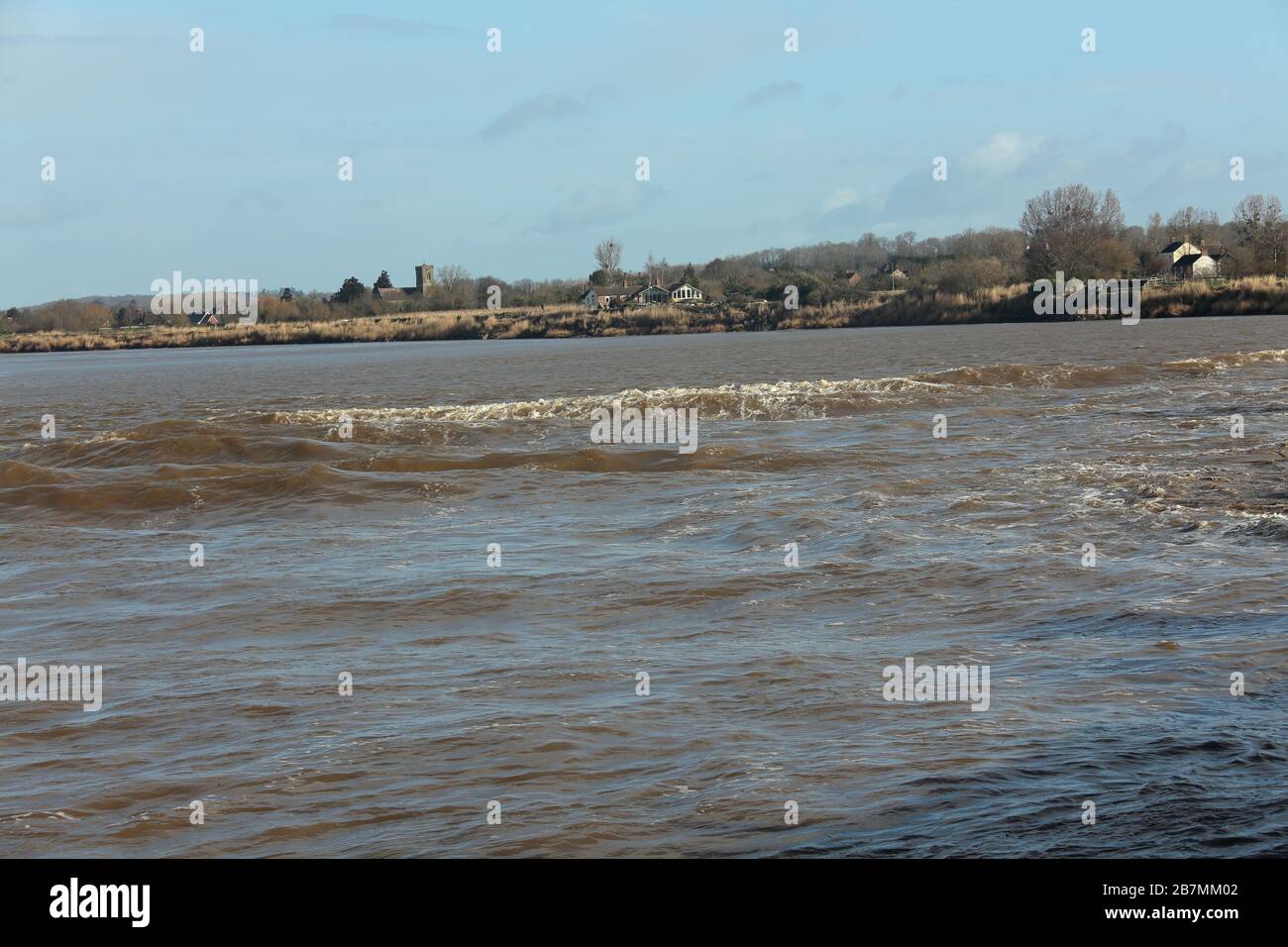 Il fiume Severn ha barreling lungo un'acqua già gonfiata del fiume Severn con una banda di surfisti d'onda godendo i chilometri di cavalcare il tunnel Foto Stock