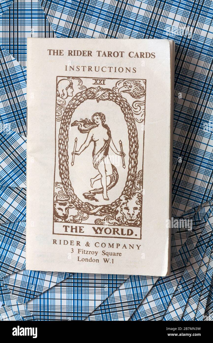 Istruzioni per le carte dei Tarocchi Rider progettate da Pamela Colman Smith sotto la supervisione di Arthur Edward Waite sul retro delle carte dei tarocchi Foto Stock