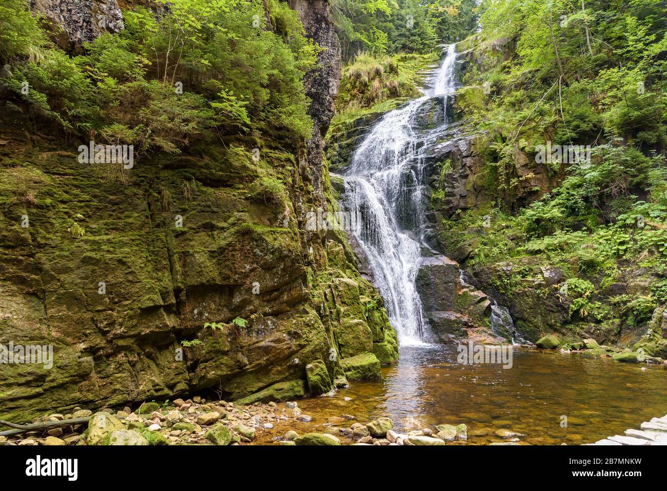 Cascata del fiume Kamienczyk - la cascata più alta delle montagne Giant Polish Foto Stock