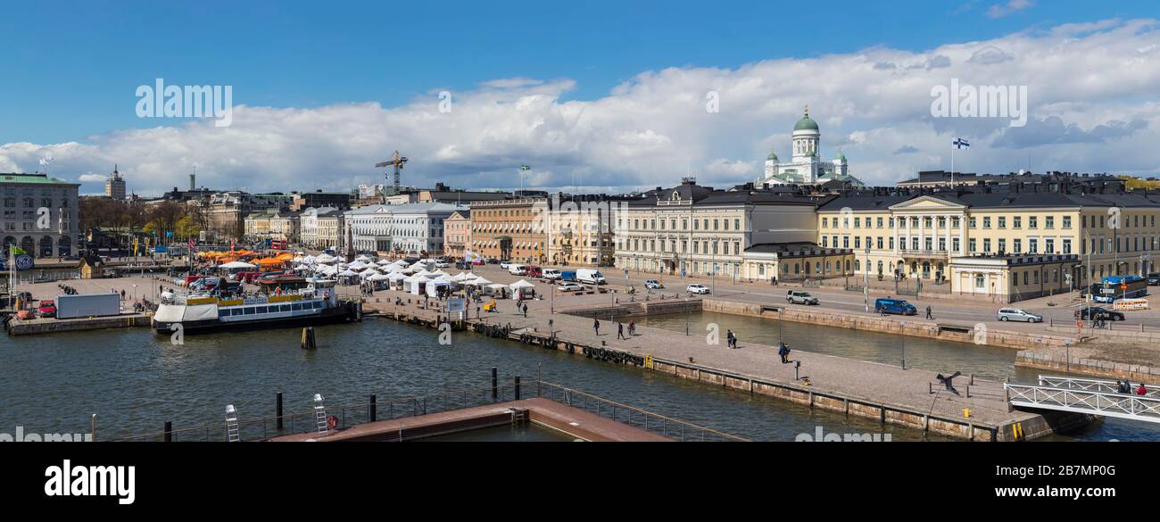 Piazza del mercato, la Cattedrale di Helsinki, il Palazzo Presidenziale e la piscina sul mare di Allas. Helsinki, Finlandia Foto Stock
