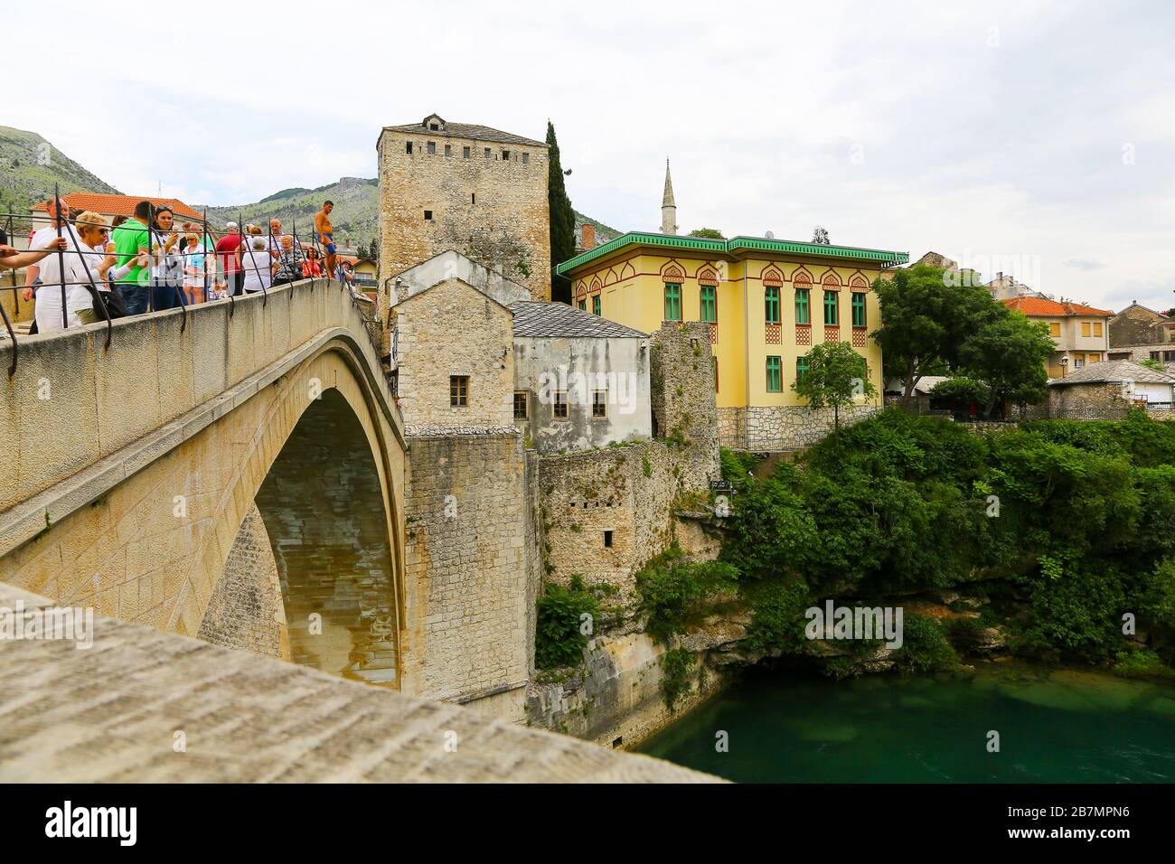 Stari Most o Ponte Vecchio, noto anche come Ponte di Mostar, è un ponte ottomano ricostruito del 16th secolo nella città di Mostar in Bosnia-Erzegovina Foto Stock