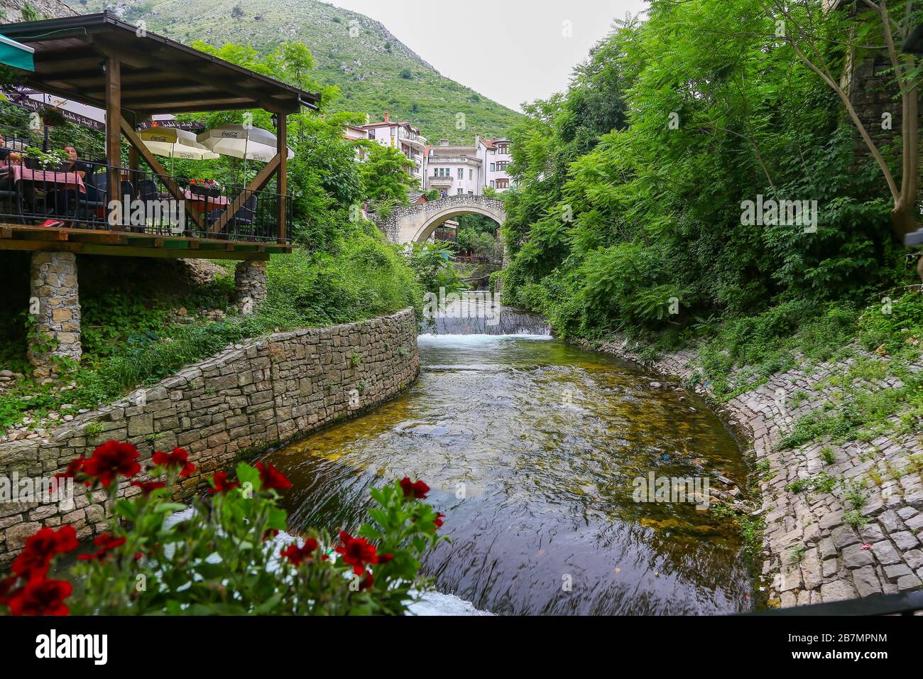 Una caffetteria accanto ad un Ponte Vecchio nella città di Mostar in Bosnia ed Erzegovina Foto Stock