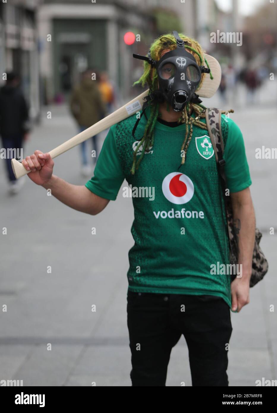 Un turista vicino a o'Connell Street a Dublino, il giorno di San Patrizio. Foto Stock