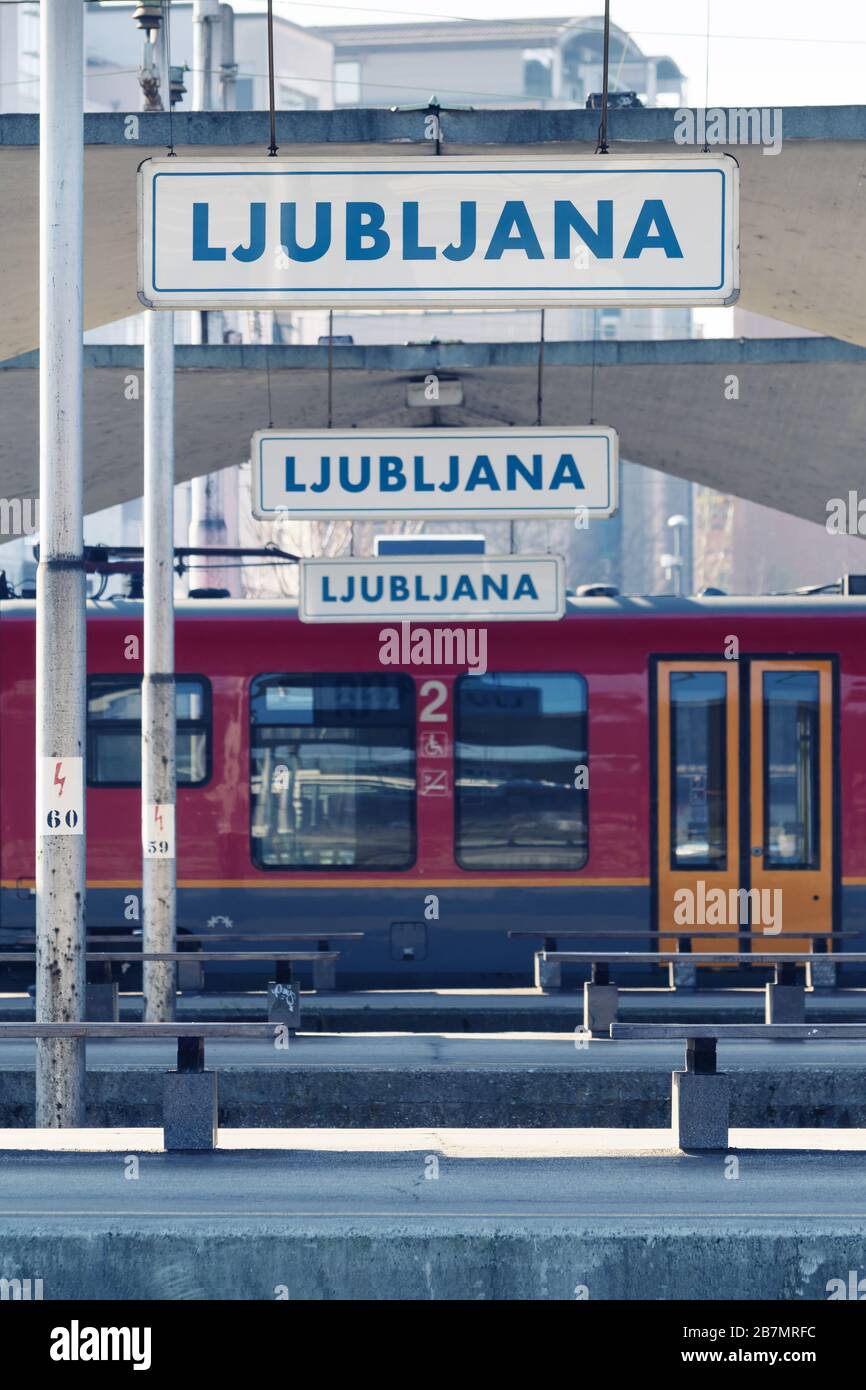 Lubiana, Slovenia - 17 marzo 2020: Stazione ferroviaria vuota con panchine libere sulla piattaforma di Lubiana, Slovenia durante il Coronavirus Covid-19 o Foto Stock