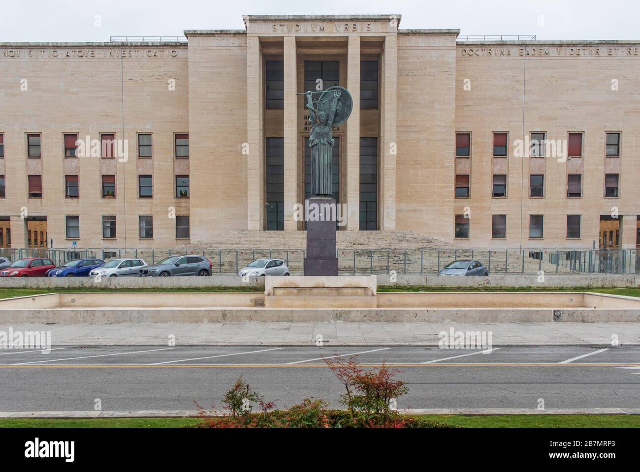 A seguito dell'epidemia di coronavirus, il governo italiano ha deciso un massiccio coprifuoco. Qui in particolare il vuoto Università la Sapienza Foto Stock