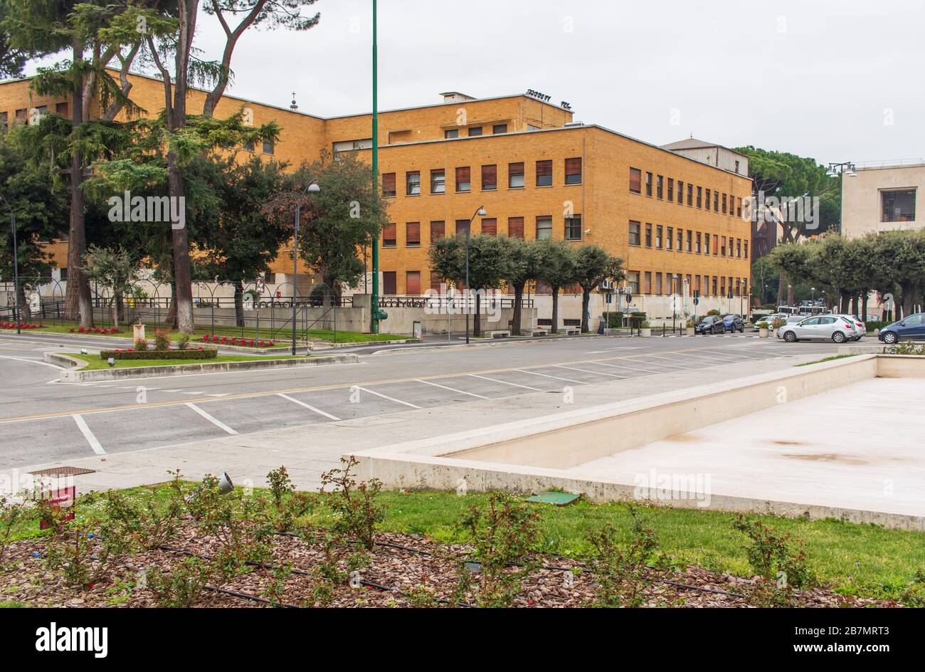 A seguito dell'epidemia di coronavirus, il governo italiano ha deciso un massiccio coprifuoco. Qui in particolare il vuoto Università la Sapienza Foto Stock