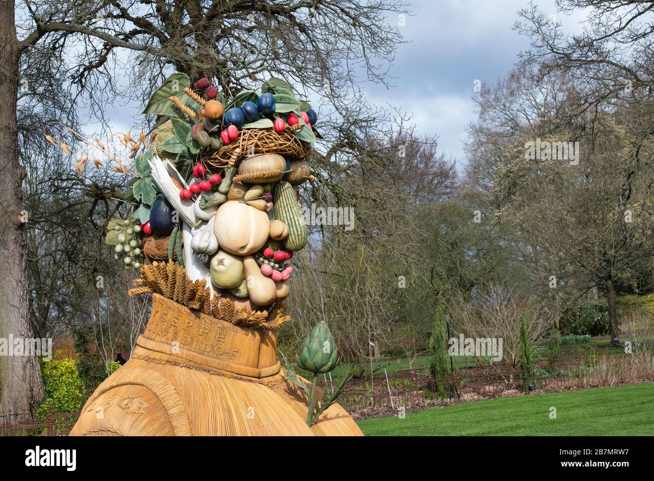 La scultura estiva quattro stagioni di Philip Hass a RHS Wisley Gardens, Surrey, Regno Unito Foto Stock