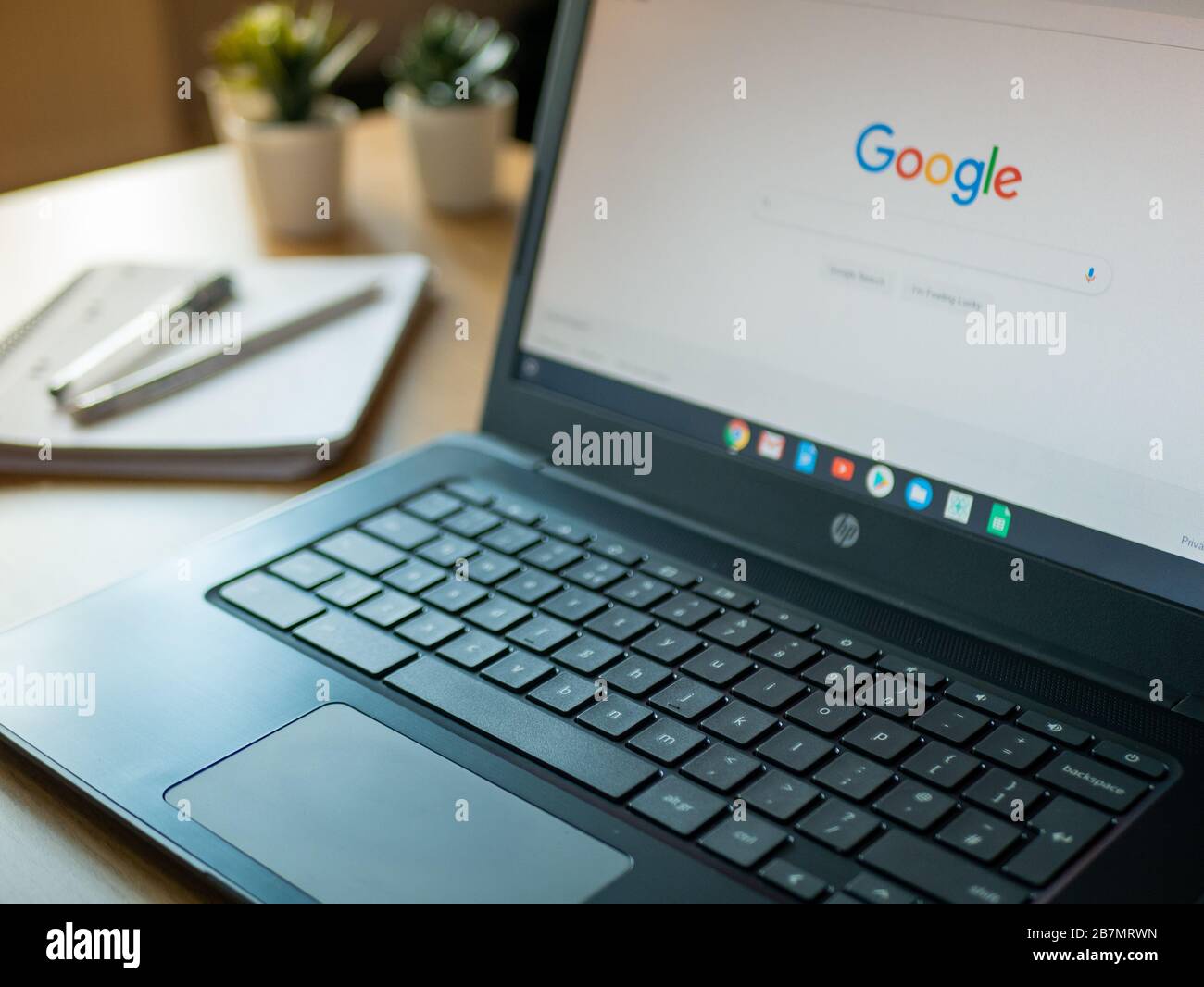 Marzo 2020, Regno Unito: Motore di ricerca Google sulla home page del notebook HP in ufficio domestico Foto Stock