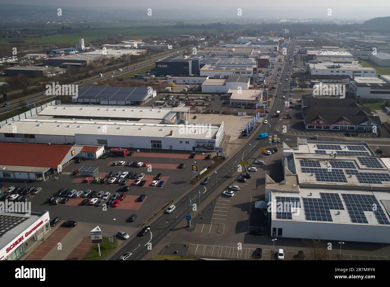 17 marzo 2020, Renania-Palatinato, Mülheim-Kärlich: Il parco industriale Mülheim-Kärlich è ancora molto occupato (vista aerea con un drone). A partire da domani, la maggior parte dei negozi che non servono ogni giorno saranno chiusi. Foto: Thomas Frey/dpa Foto Stock