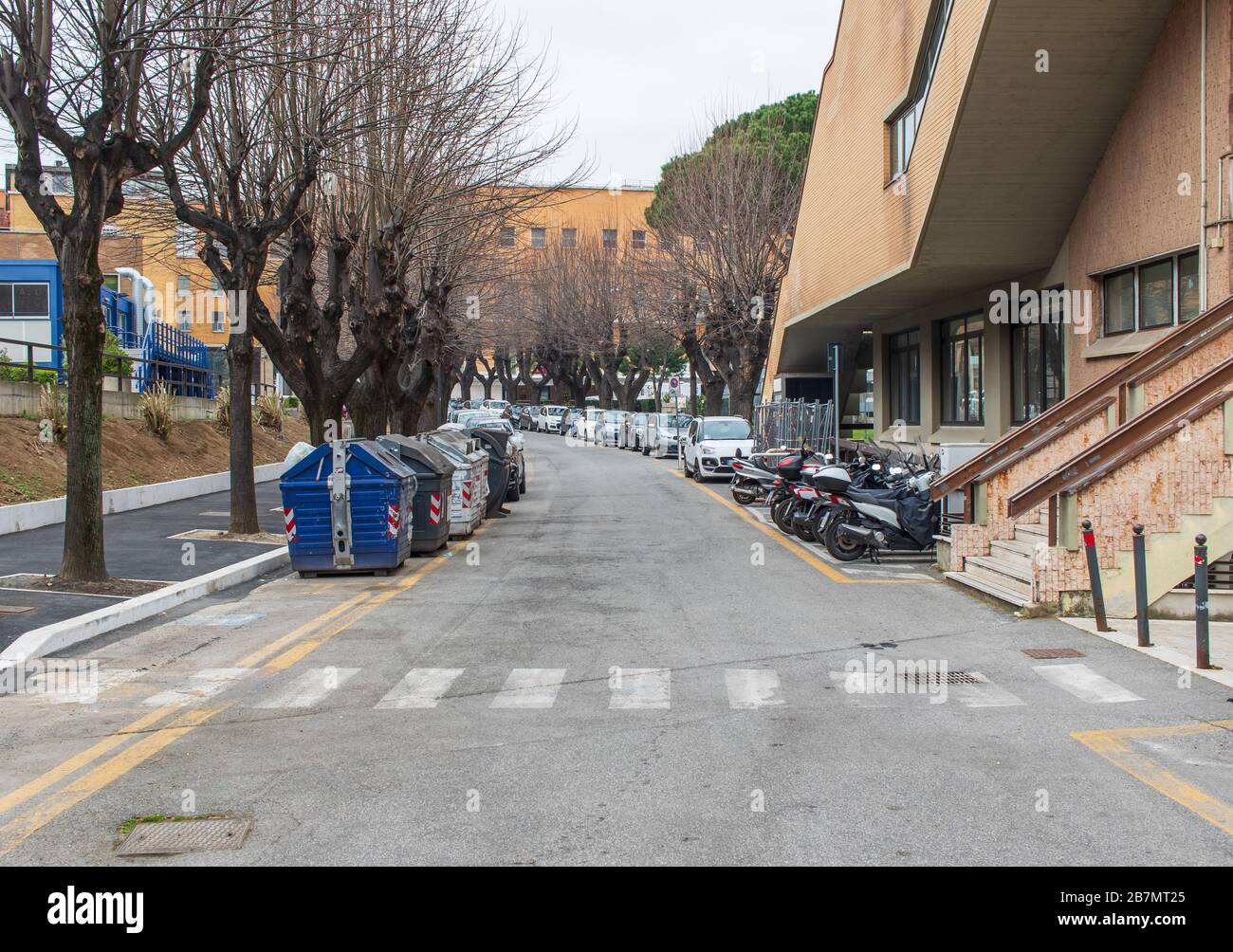 A seguito dell'epidemia di coronavirus, il governo italiano ha deciso un massiccio coprifuoco. Qui in particolare il vuoto Università la Sapienza Foto Stock