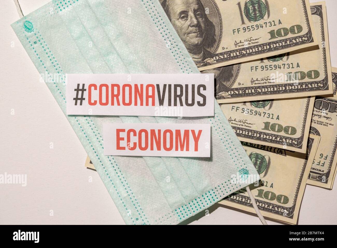 Impatto del virus Corona sul concetto di economia americana, banconote con maschera medica e banconote Foto Stock
