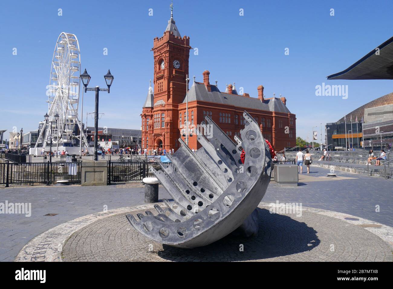 Memoriale di guerra dei marittimi mercantili, con dietro l'edificio Pierhead, Cardiff, Galles, Regno Unito Foto Stock
