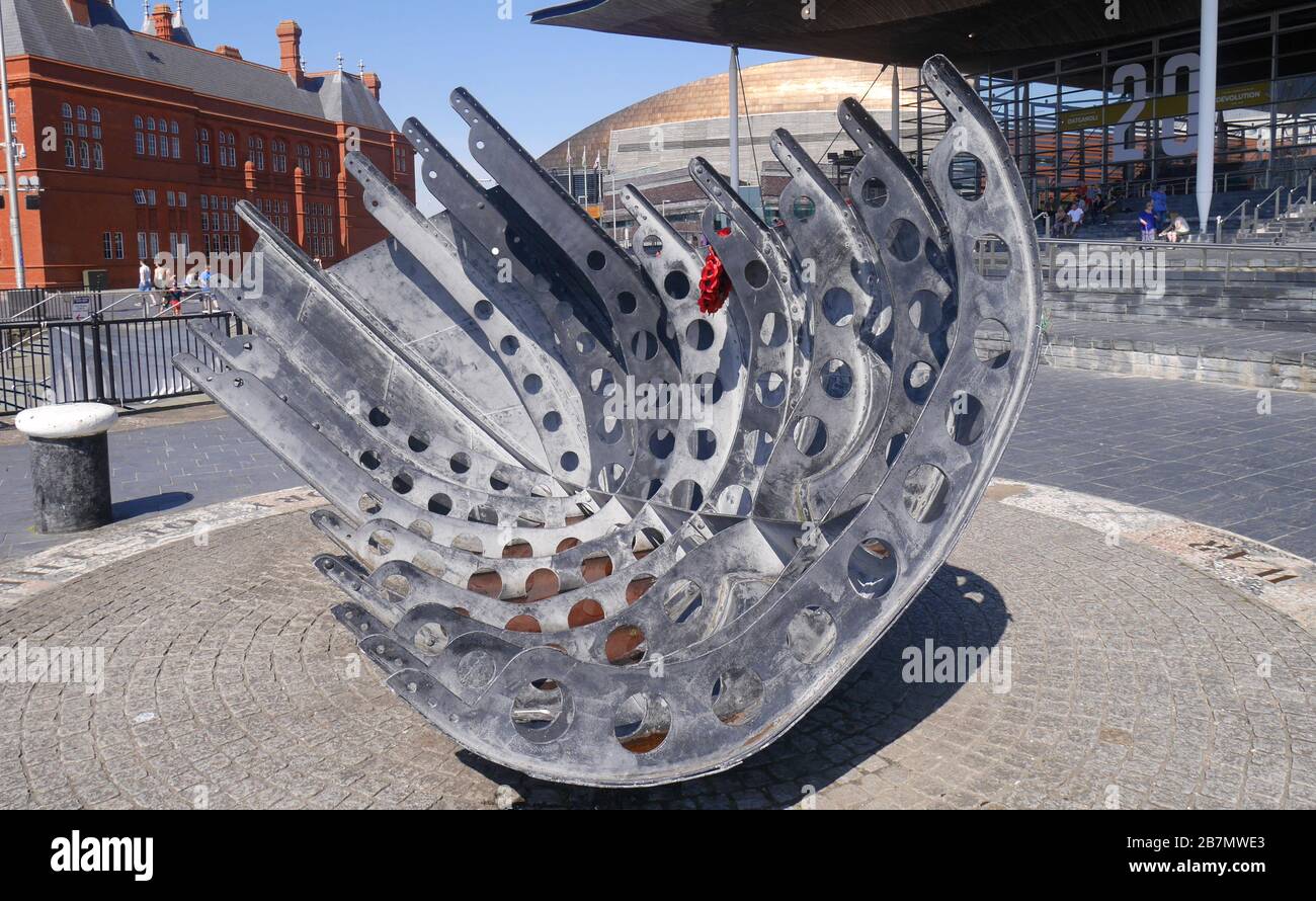 Memoriale di guerra dei marittimi mercantili, con dietro l'edificio Pierhead, Cardiff, Galles, Regno Unito Foto Stock