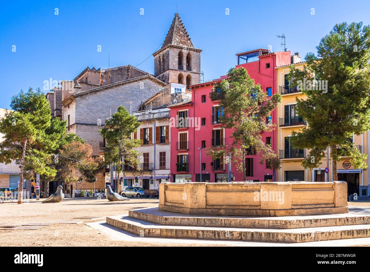 Plaça de la porta de Santa Catalina con vista sulla chiesa di Santa Cruz nel quartiere storico di Santa Catalina a Palma di Maiorca, Maiorca, Isole Baleari Foto Stock