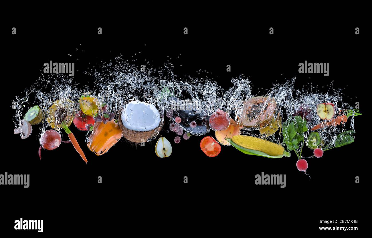 frutta e verdura che cadono in acqua, concetto di freschezza e cibo sano. sfondo nero, grandi spruzzi d'acqua. rendering 3d Foto Stock