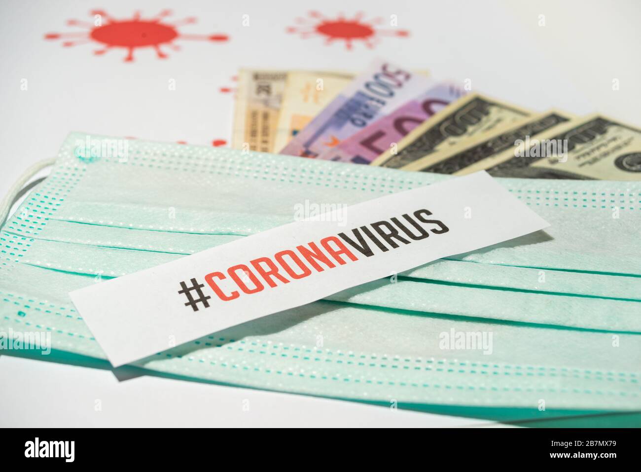 Impatto del virus Corona sul concetto di economia europea, banconote con maschera medica Foto Stock