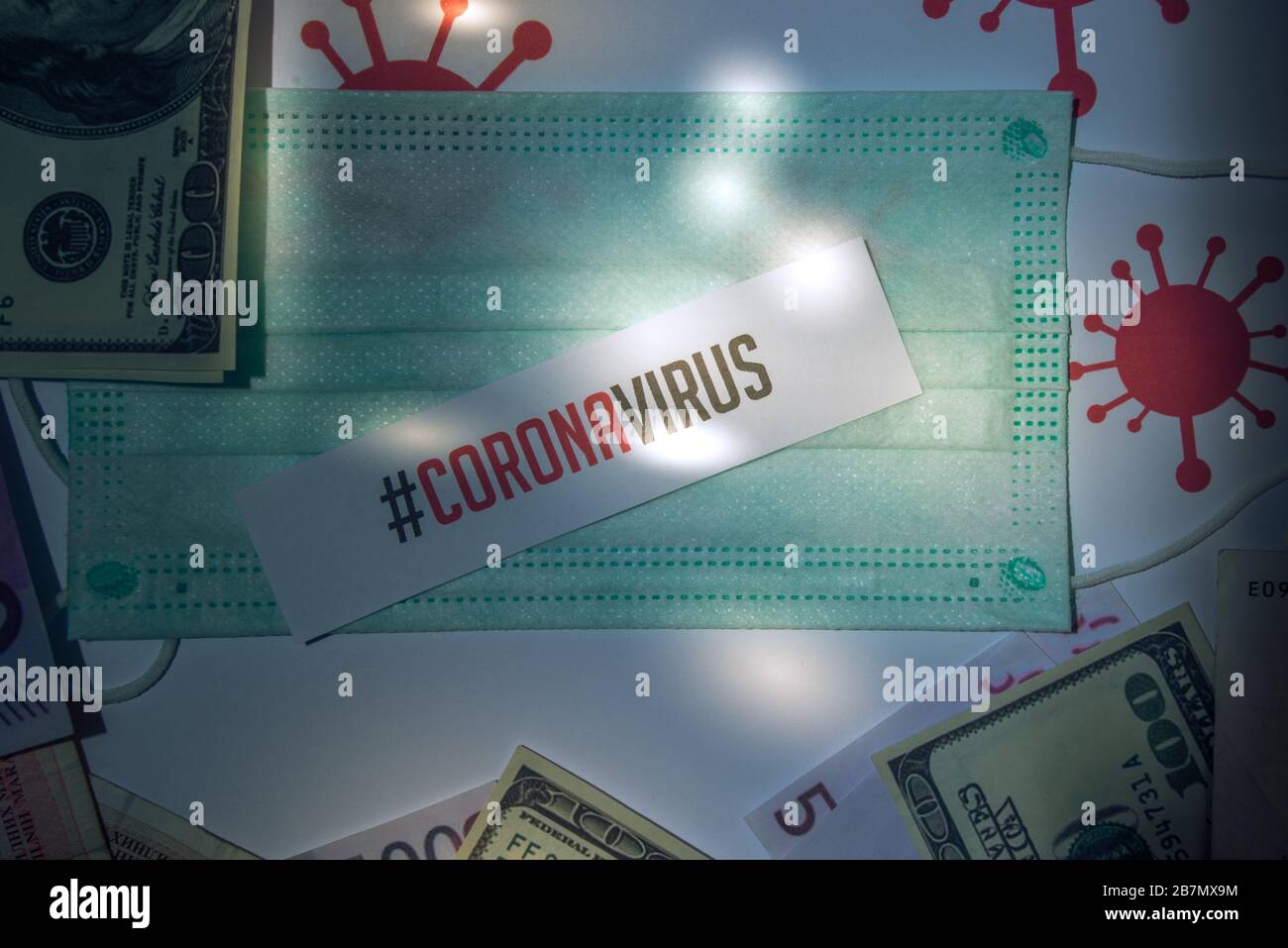 Impatto del virus Corona sul concetto di economia americana, banconote con maschera medica e banconote Foto Stock
