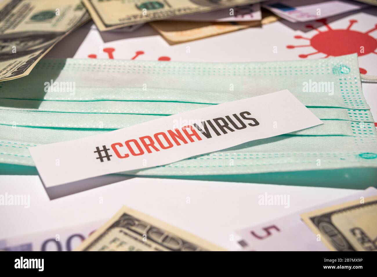 Impatto del virus Corona sul concetto di economia americana, banconote con maschera medica e banconote Foto Stock