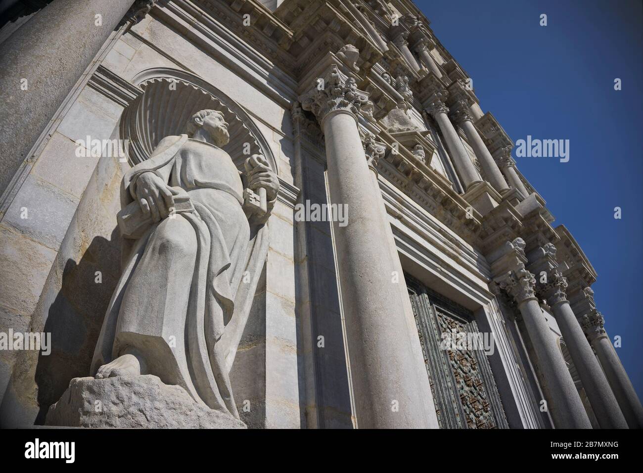 Interni della Cattedrale della Santa Vergine Maria di Girona (Catalogna, Spagna). La sottile architettura gotica medievale europea della Spagna. Foto Stock