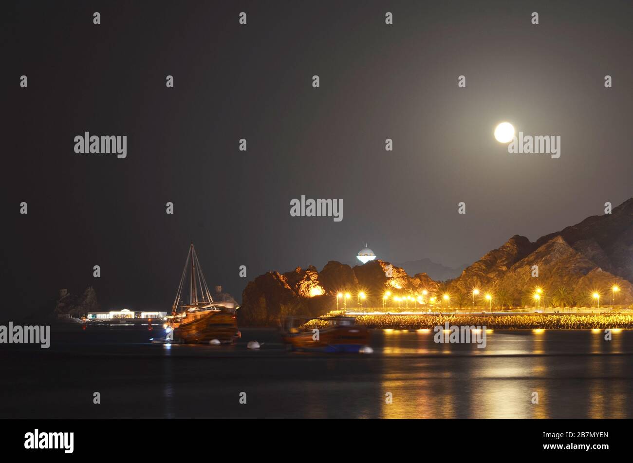 Luna piena sulla baia di Mascate Oman Foto Stock