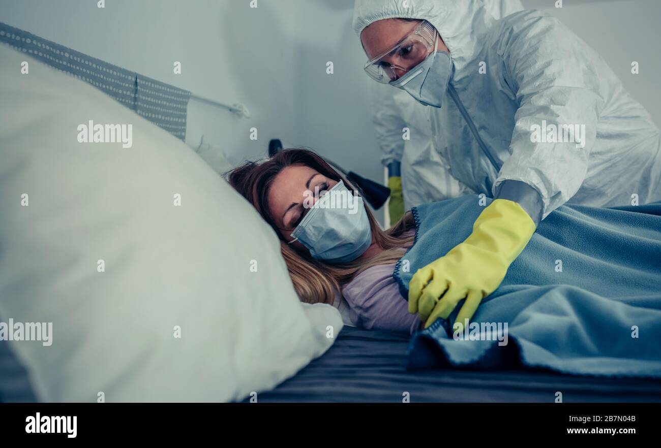 Donna in quarantena domestica per un virus frequentato da un medico Foto Stock