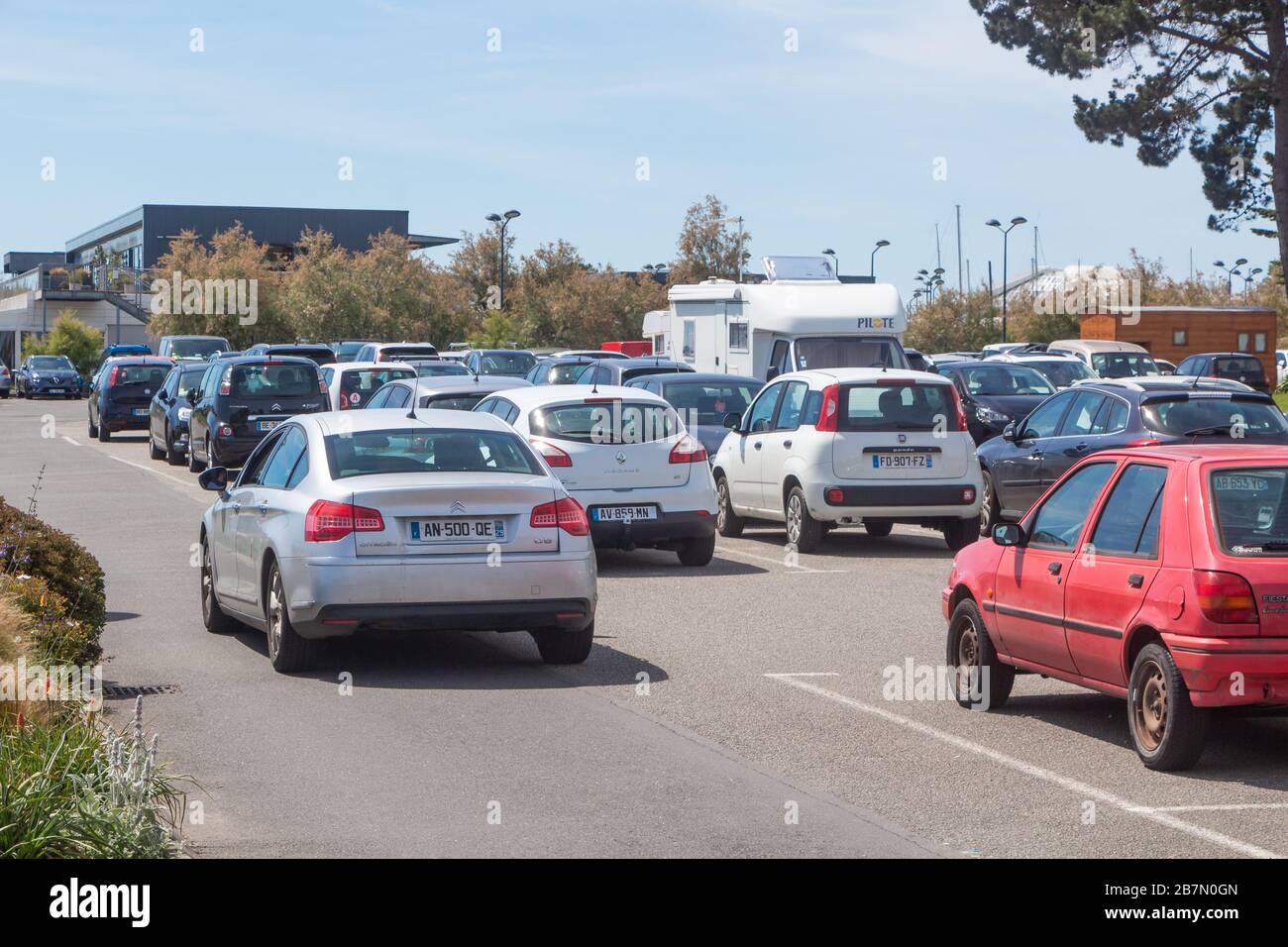 GUIPAVAS, FRANCIA – 01 GIUGNO 2019 : Auto alla ricerca di un posto in un parcheggio Foto Stock