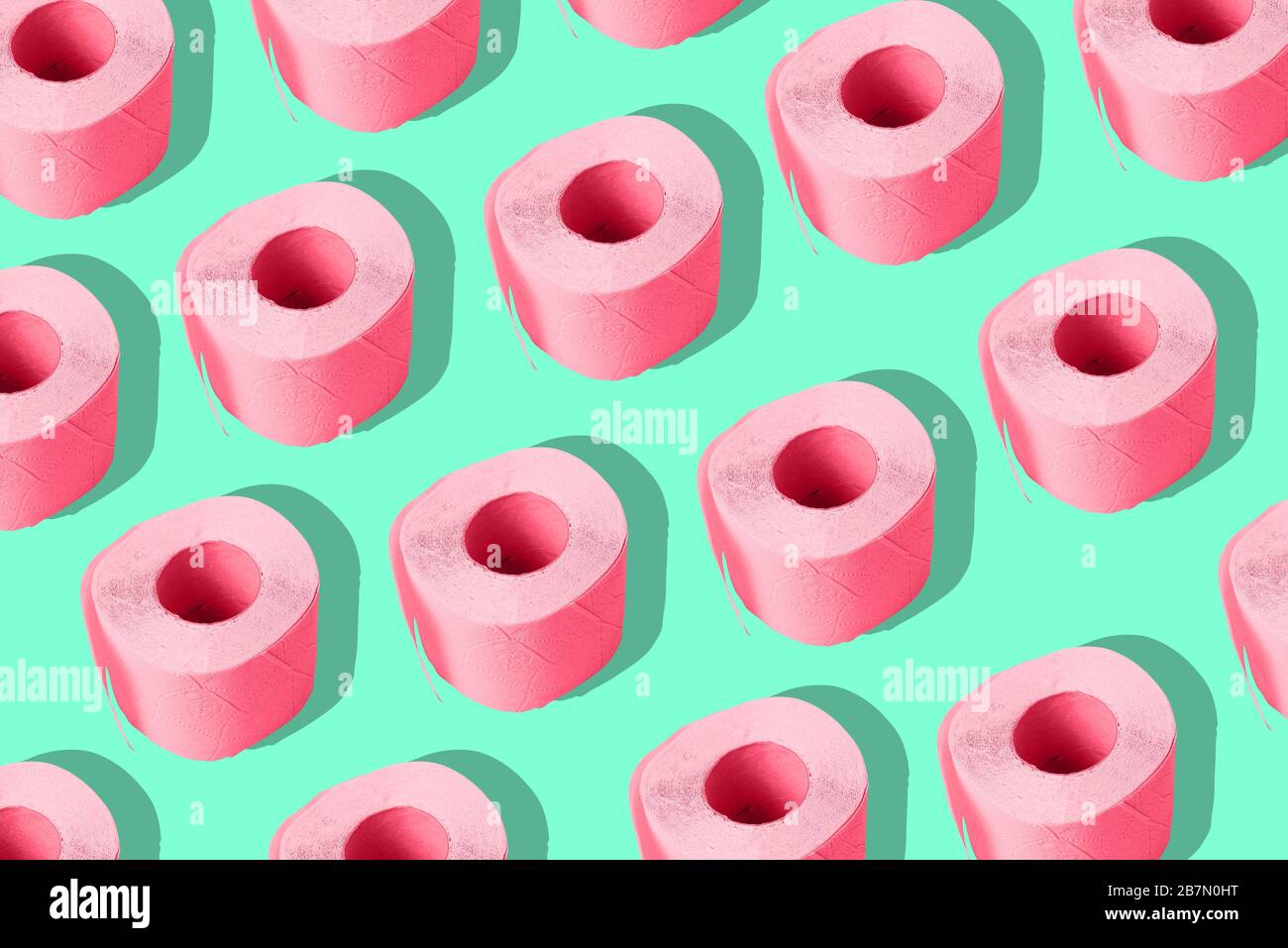 Carta igienica su sfondo colorato. Un rotolo di carta rosa ripetuto. Arte contemporanea, minimalismo. Foto Stock