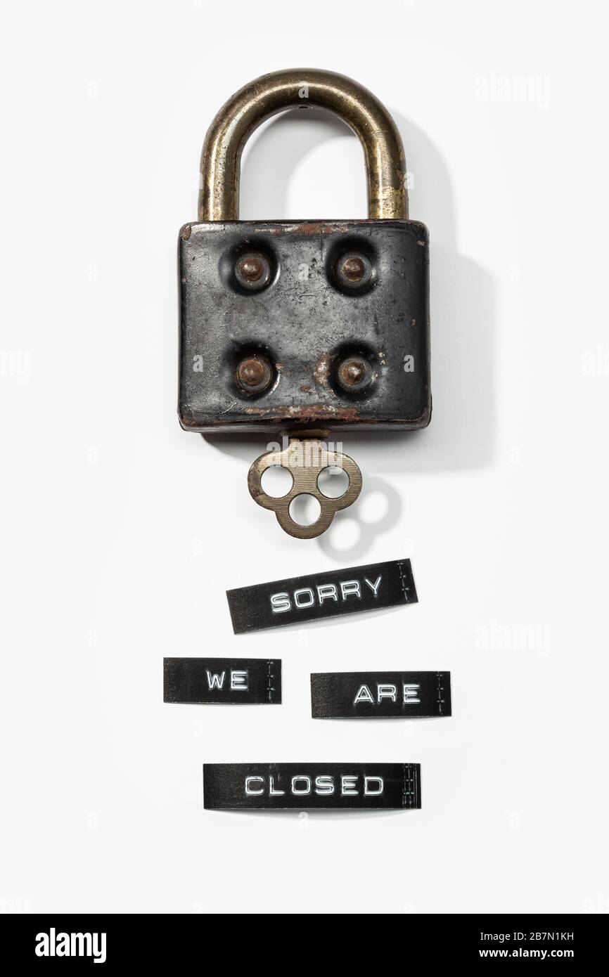 Lucchetto con etichetta ci dispiace siamo chiusi isolati su sfondo bianco. Chiuso da coronavirus o concetto covid-19 Foto Stock