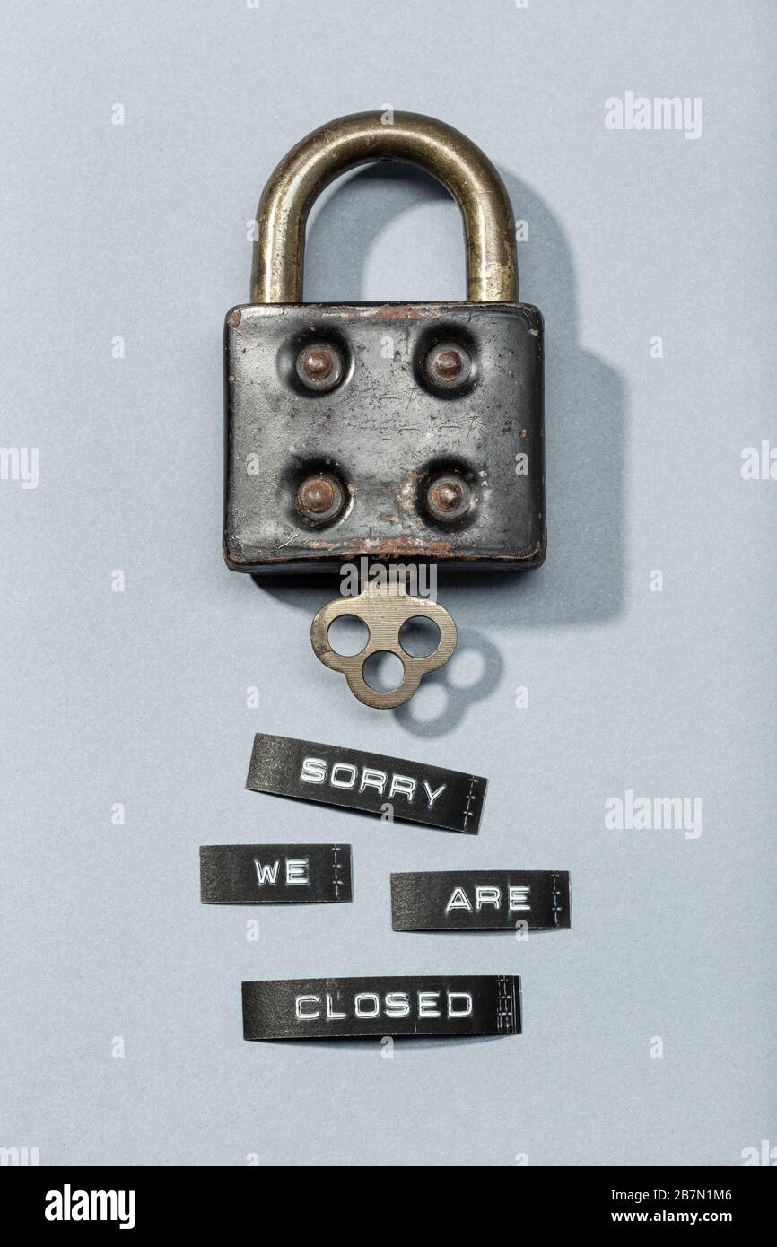 Lucchetto con etichetta ci dispiace siamo chiusi isolati su sfondo grigio. Chiuso da coronavirus o concetto covid-19 Foto Stock