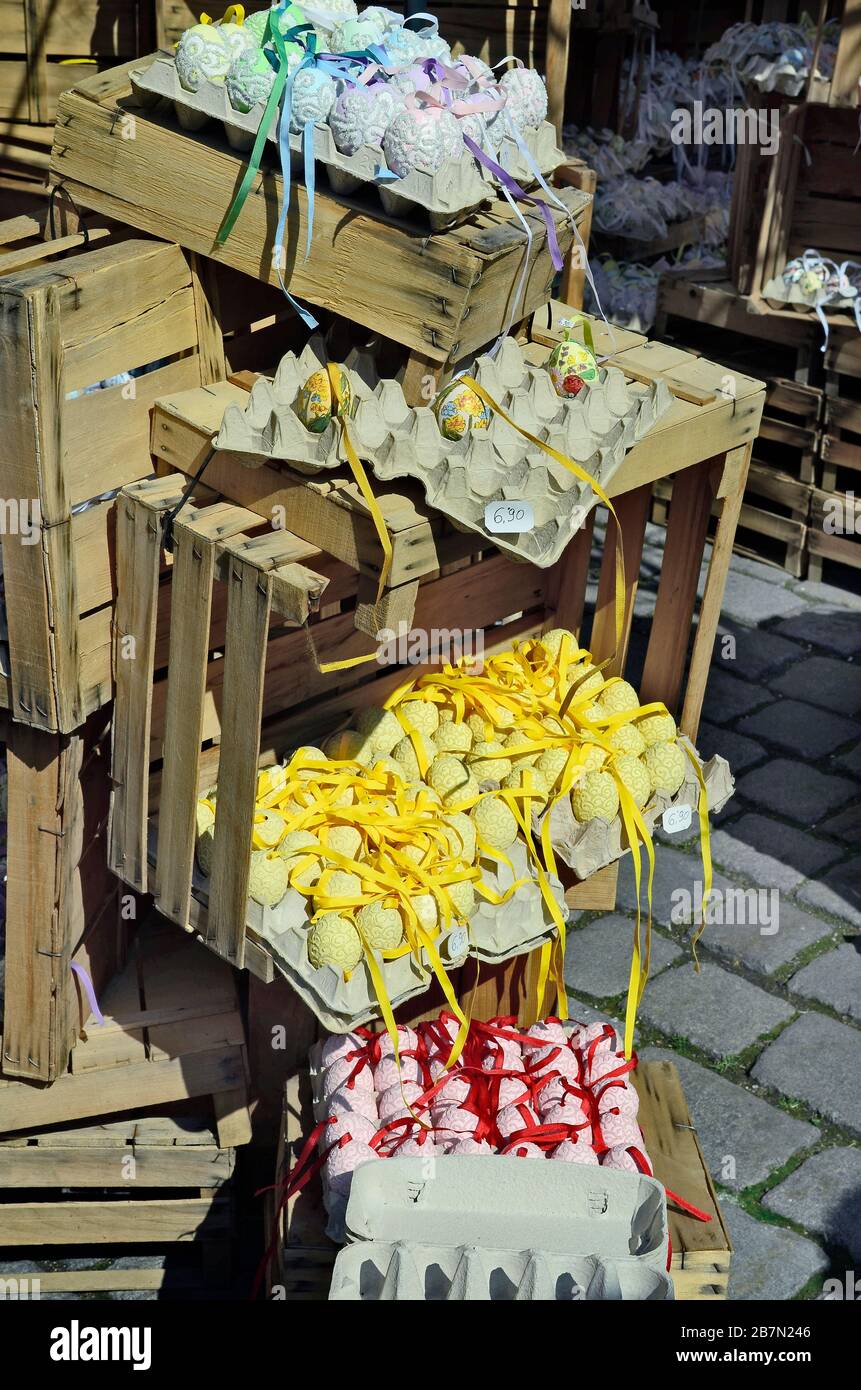 Austria, uova di Pasqua decorative sul tradizionale mercato di Pasqua a Vienna Foto Stock