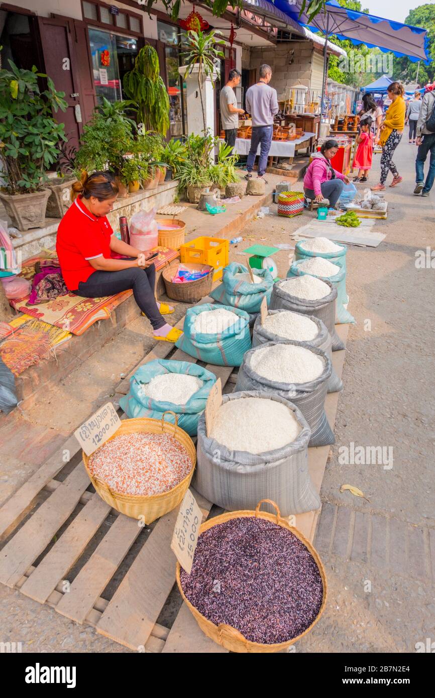 Bancarella di riso, mercato mattutino, centro storico, Luang Prabang, Laos Foto Stock