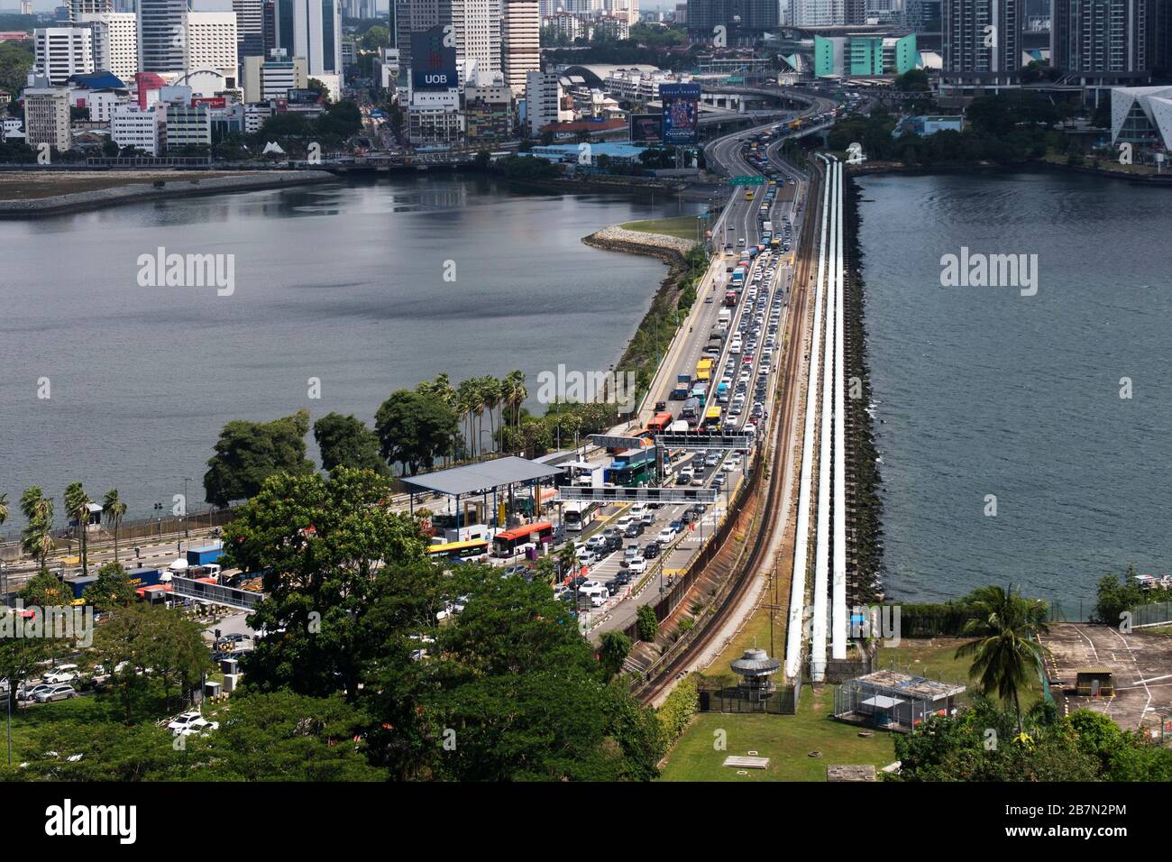 Singapore. 17 Marzo 2020. I veicoli sulla strada per Singapore dalla Malesia causano un inceppamento sul Singapore-Johor Causeway il 17 marzo 2020. La Malesia sta introducendo misure restrittive complete, tra cui la chiusura di negozi e scuole e l'imposizione di divieti di viaggio, nel tentativo di contenere l'epidemia di COVID-19, il primo ministro Muhyiddin Yassin ha annunciato lunedì. Le misure saranno effettive dal marzo 18 al marzo 31, ha affermato Muhyiddin. Credit: Then Chih Wey/Xinhua/Alamy Live News Foto Stock