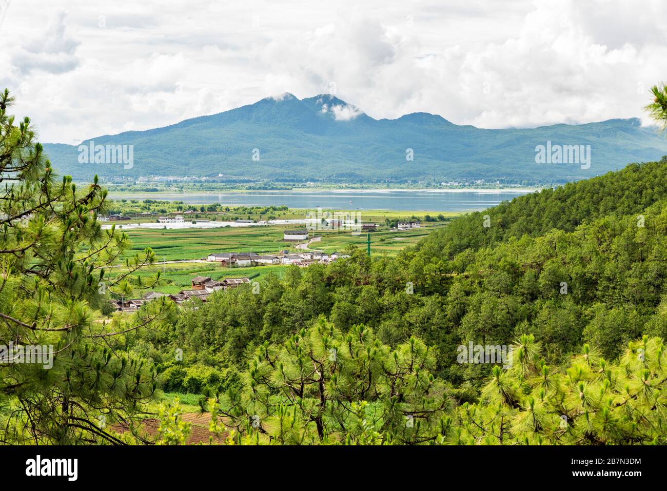 Vista di Laishihai, Lago di Lashi, da una sezione dell'antica strada del tè cavallo, chamagudao, a Yunnan, Cina. Foto Stock