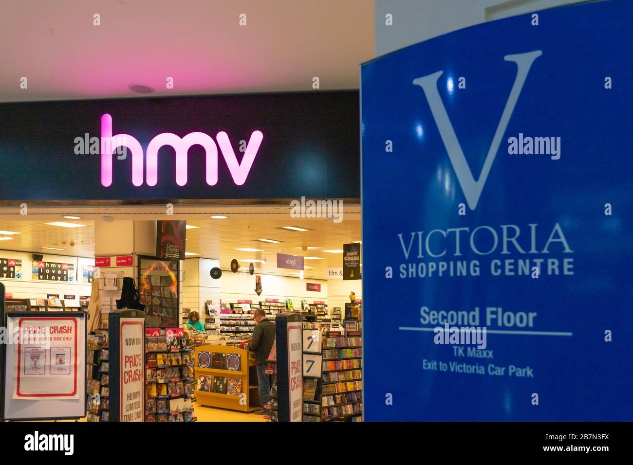 Vista generale del centro commerciale di Harrogate, Regno Unito. 17 marzo 2020. Focalizzata sulla segnaletica HMV. Harrogate, North Yorkshire, Regno Unito. Credito: Fotographia di luce catturata/Notizie dal vivo di Alamy. Foto Stock