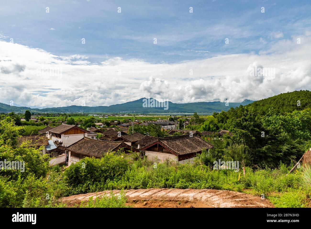 Vista di un villaggio popolo Naxi presso il lago di Lashi, da una sezione dell'antica strada del tè cavallo, chamagudao, a Yunnan, Cina. Foto Stock