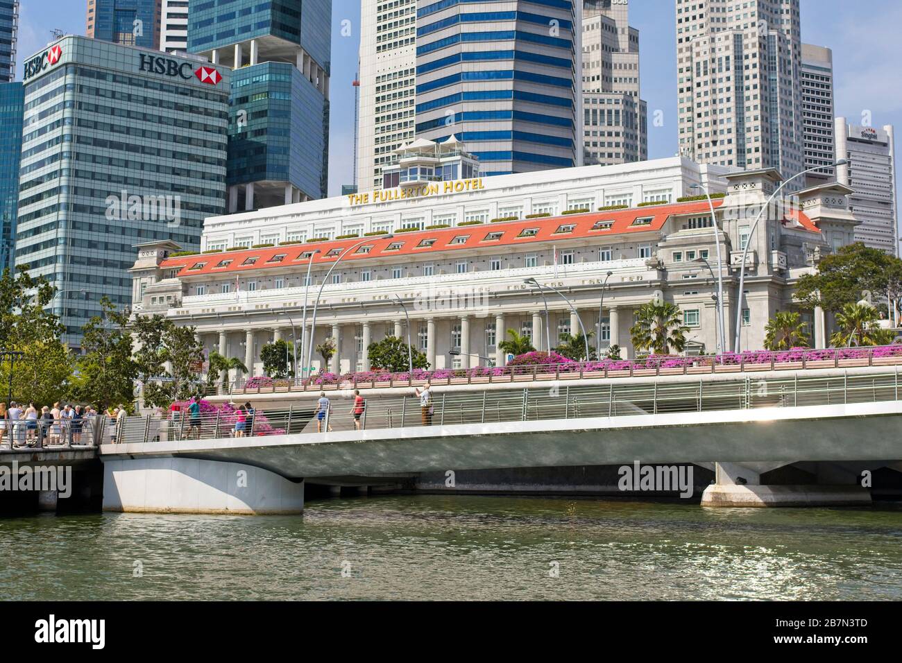 Fullerton hotel a Singapore al confine del quartiere degli affari con grattacieli bancari. Foto Stock