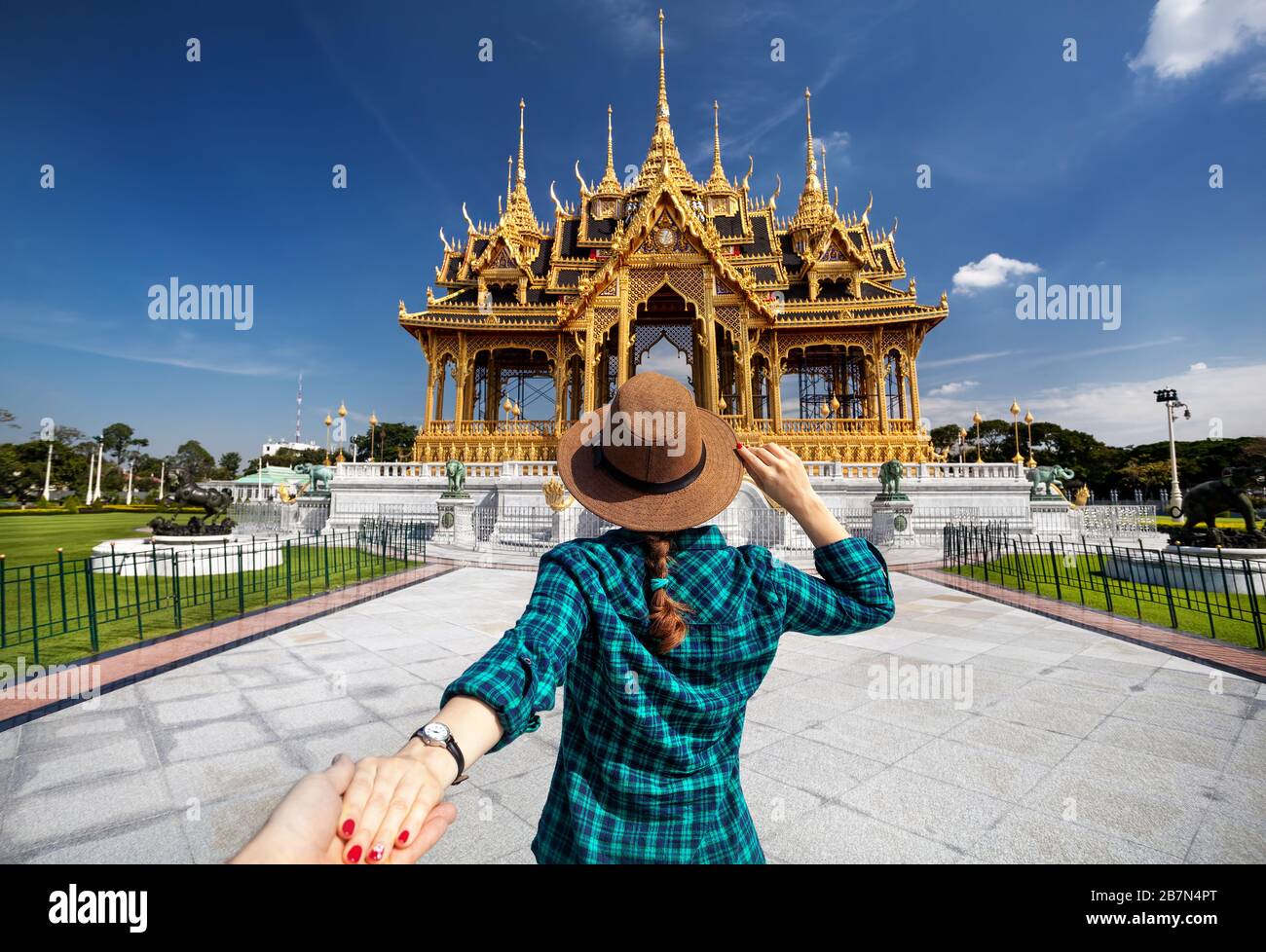 Donna in hat e verde maglietta controllato che conduce l uomo alla Ananta Samakhom trono Hall di reale tailandese Dusit Palace, Bangkok, Thailandia Foto Stock