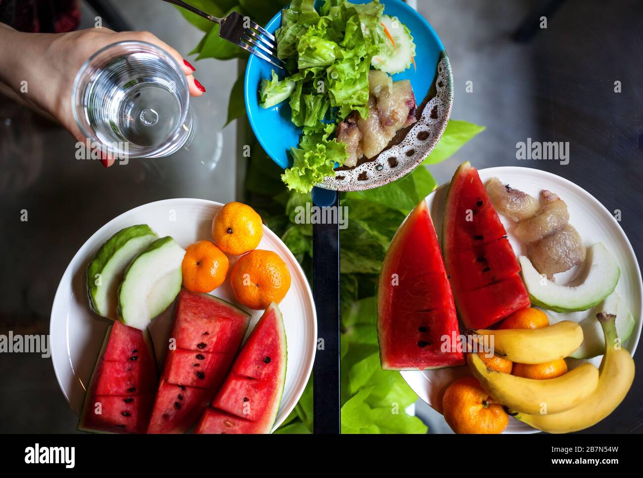 Piastra con cocomero, banana, arance e insalata in ristorante in Thailandia Foto Stock