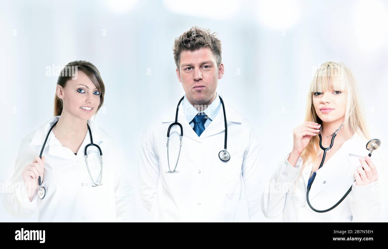 Ritratto del team medico in ospedale (2 donne e 1 uomo) Foto Stock